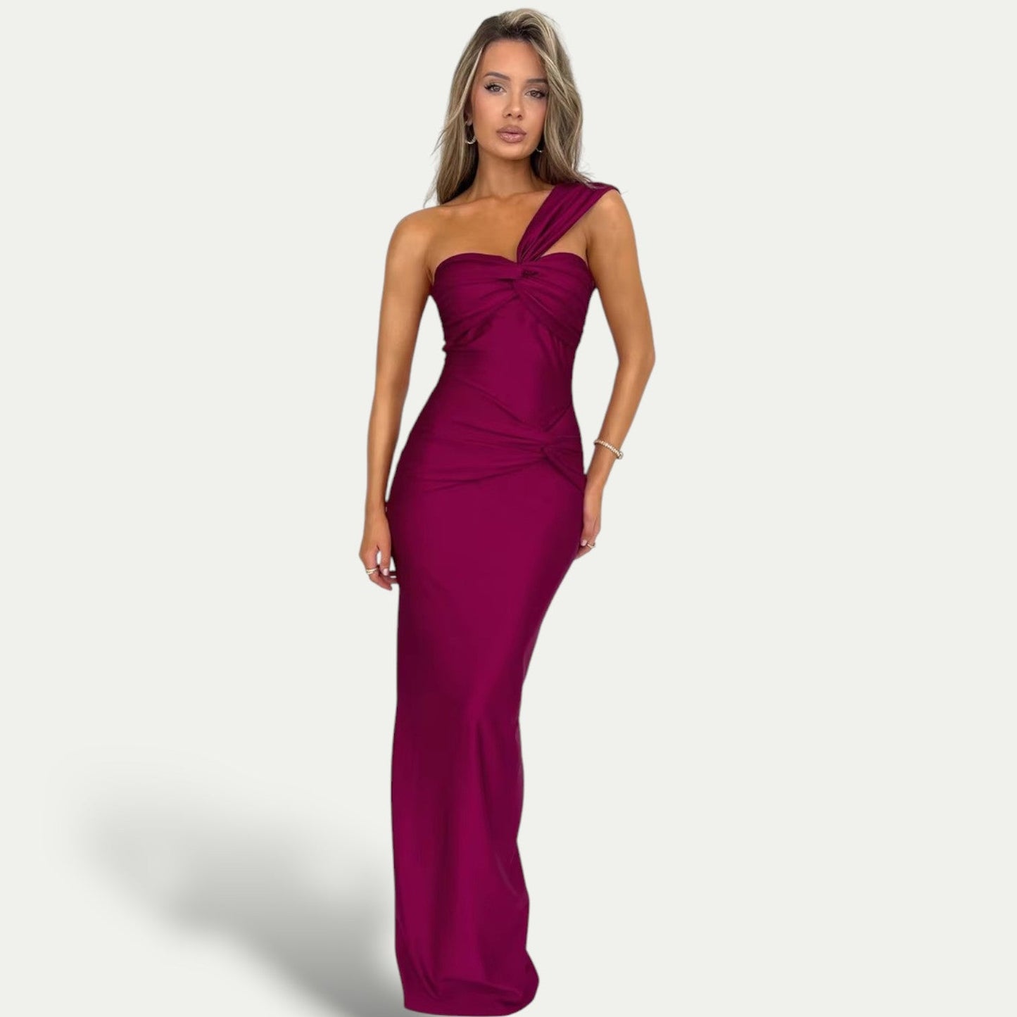 Carla | Robe Moulante Élégante – Longueur Maxi Et Détail Asymétrique