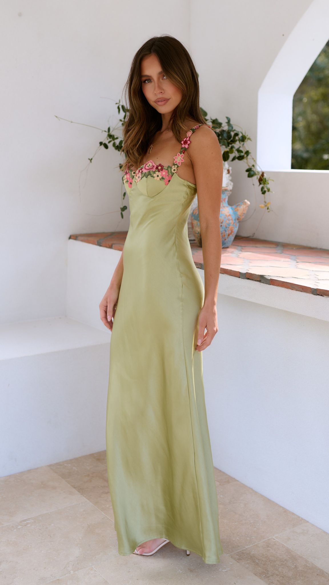 Laurie | Broderet Kjole – Lang Elegance Og Blomster Charme 