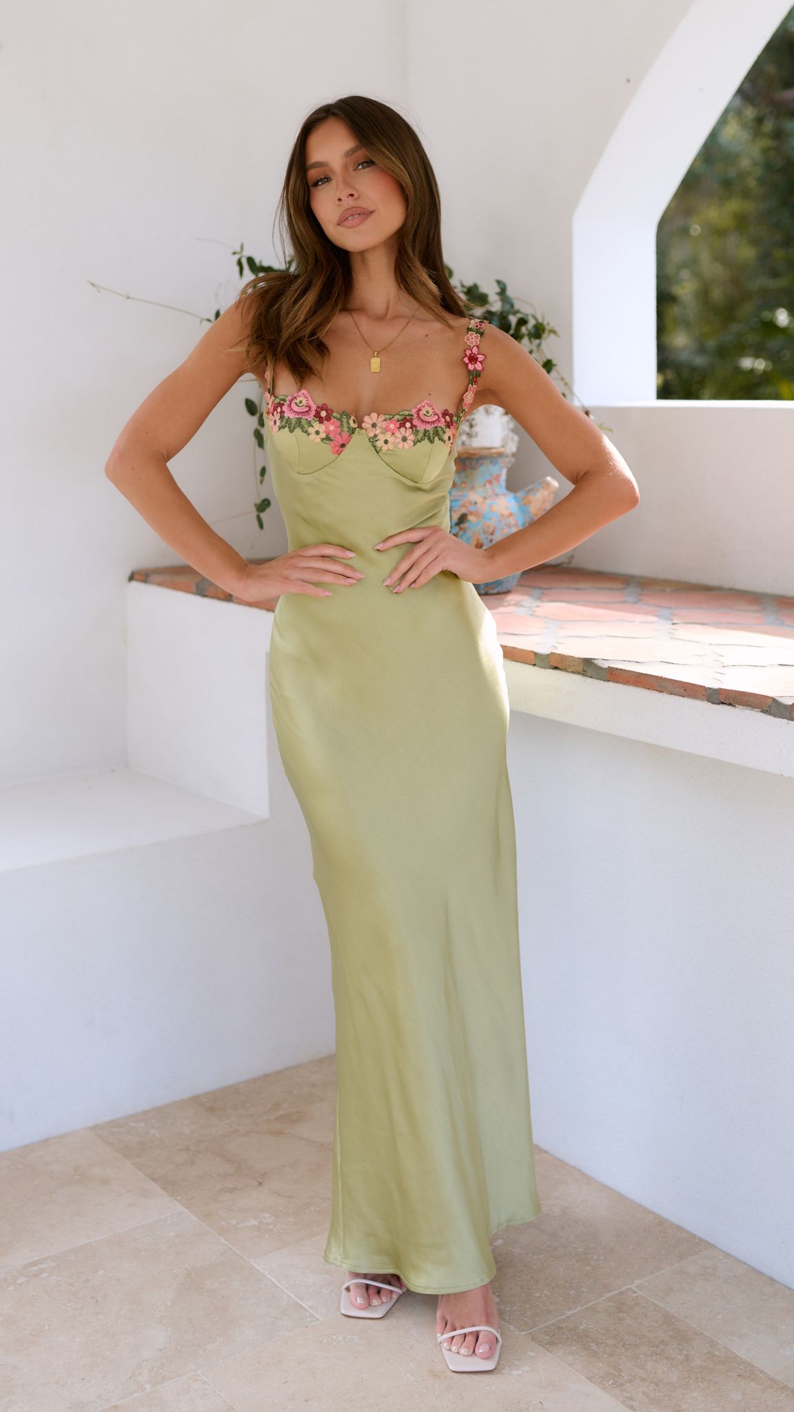 Laurie | Broderet Kjole – Lang Elegance Og Blomster Charme 